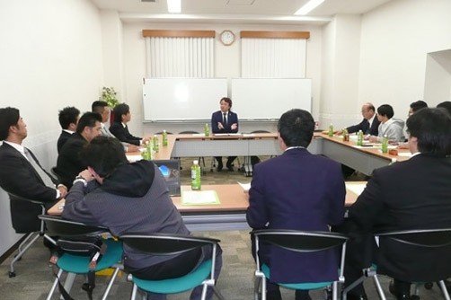 青年部 会議中